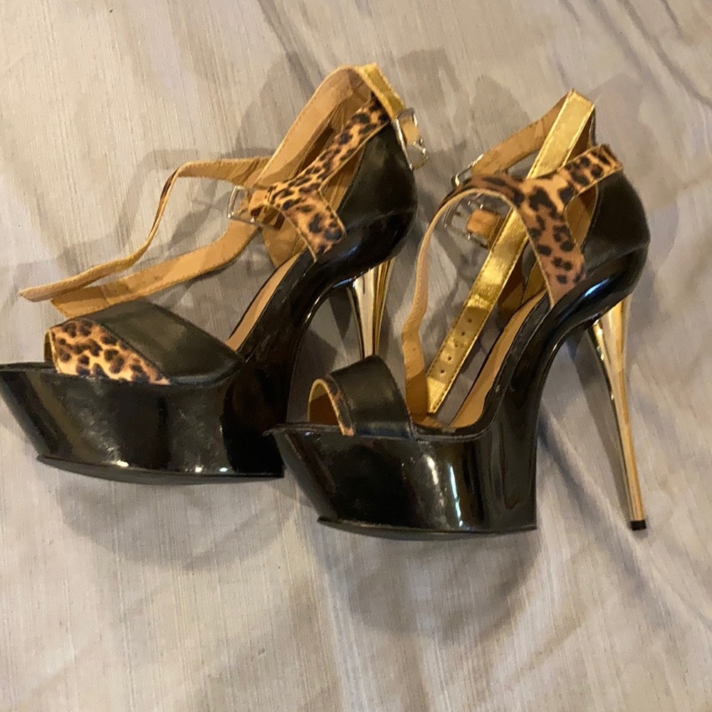 Leopard print stilettos New!